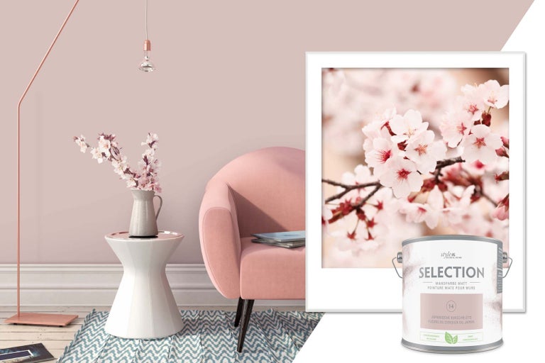 Obývací pokoj s pastelově zbarvenou stěnou, křeslem, stojací lampou, odkládacím stolkem s vázou květin a obrázkem s květy třešně vedle kbelíku s barvou značky Style Color Selection
