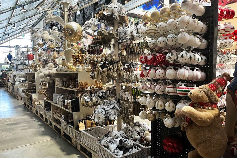 Prodejní prostor s vánočními ozdobami a dekoracemi v obchodě Hornbach.