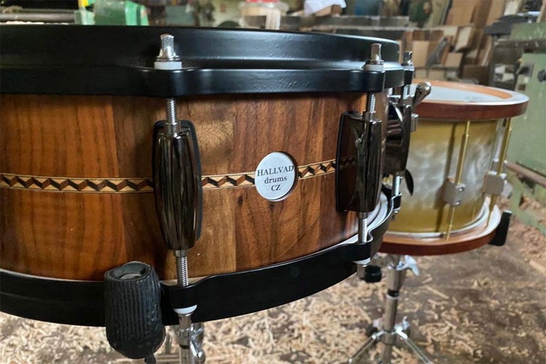 Dřevěný buben s logem HALLVAD drums CZ