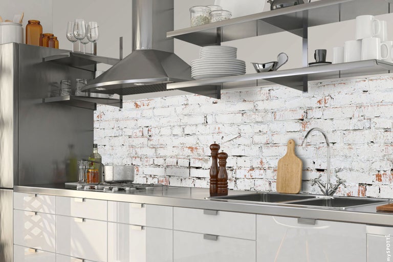 Kuchyně s odsavačem par, policemi a obkladem stěn s motivem cihel