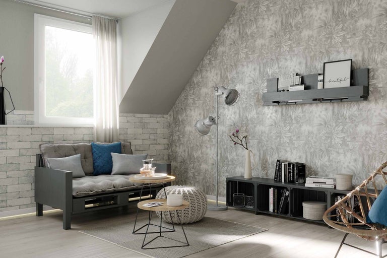 Obývací pokoj s rozkládací pohovkou, stojací lampou a vzorovanou tapetou.