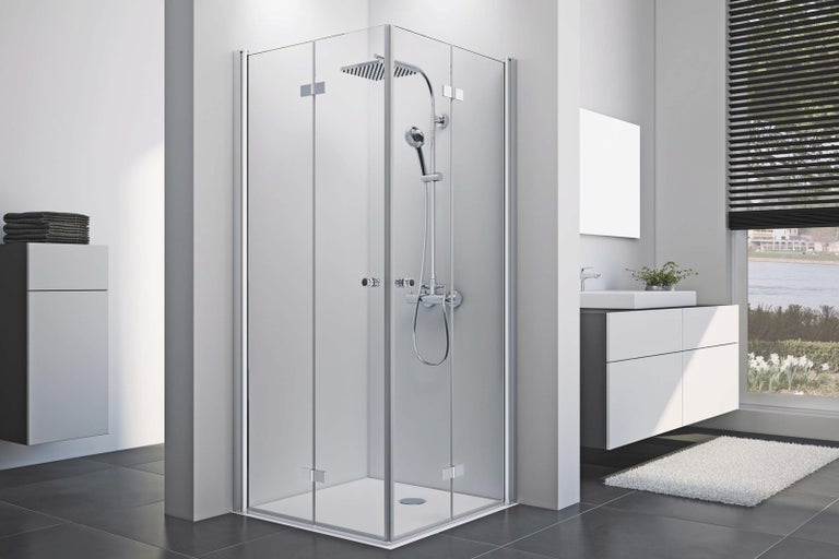 Koupelna se sprchovým koutem, umyvadlem a skříňkou