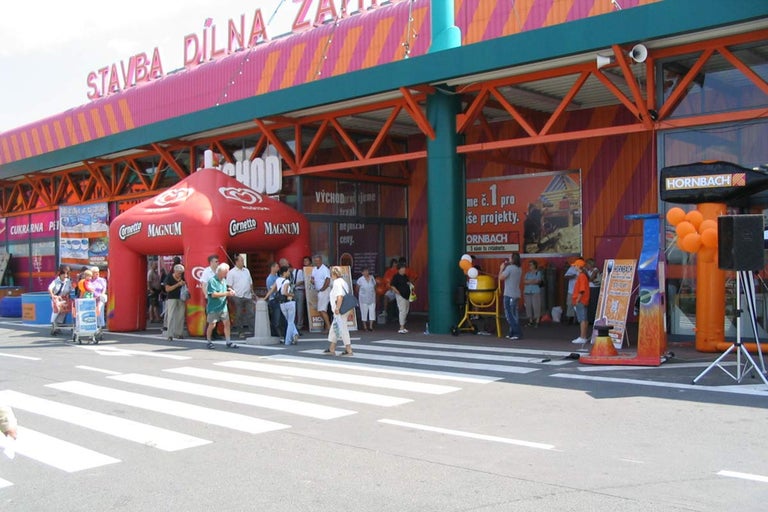 Exteriér pobočky Hornbach se zákazníky
