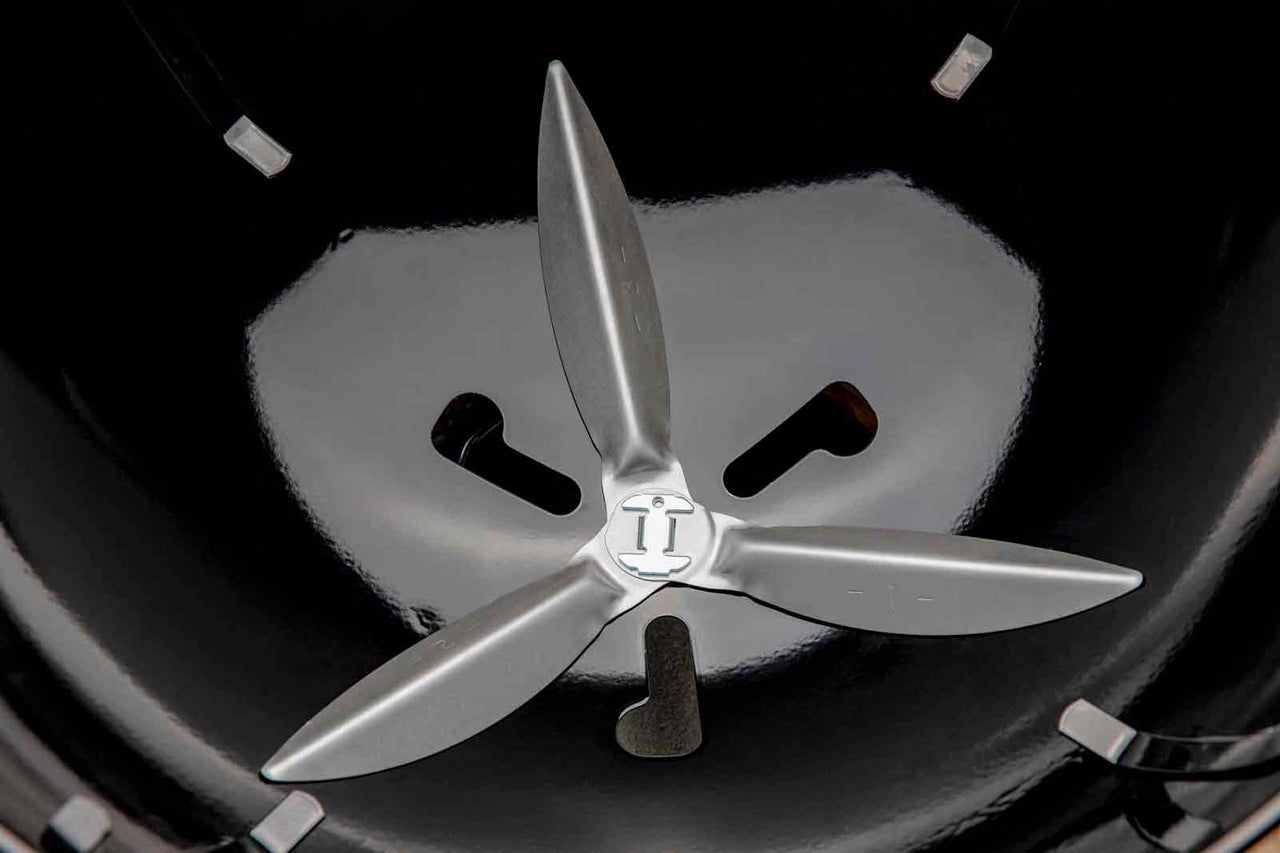 Vnitřní pohled na kulatý gril s ventilační klapkou