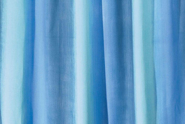Záclona s pruhovaným vzorem