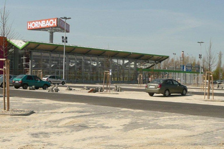HORNBACH stavebniny s parkovištěm a auty