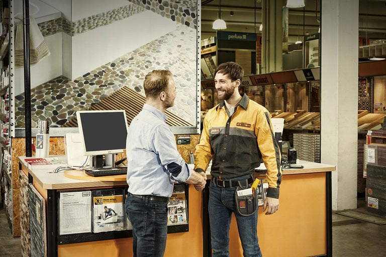 Dva muži si potřásají rukama v hobbymarketu Hornbach.