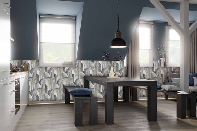 Světlá místnost s jídelním stolem a dekorativní nástěnnou malbou v půlkruhovém vzoru