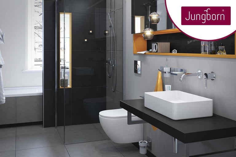 Moderní koupelna se sprchou, toaletou a umyvadlem.