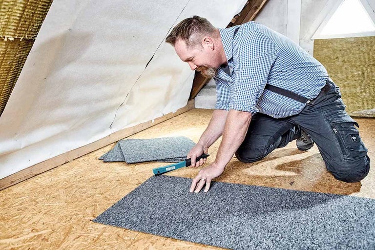 Pokládka kobercových dlaždic