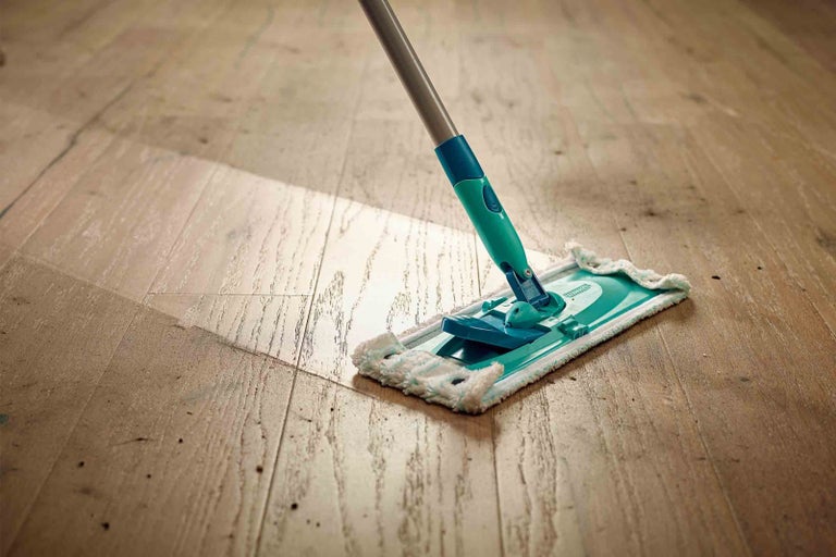 Mop čistí dřevěnou podlahu