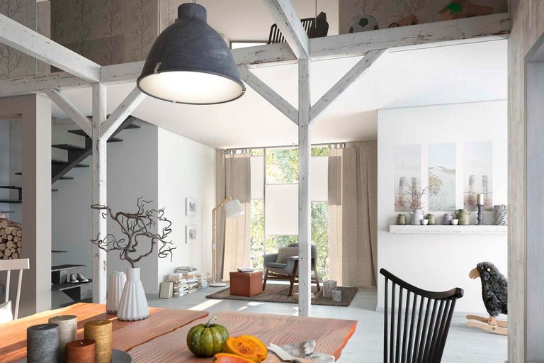 Obývací pokoj s dřevěnými trámy, dekorace jídelního stolu a závěsy