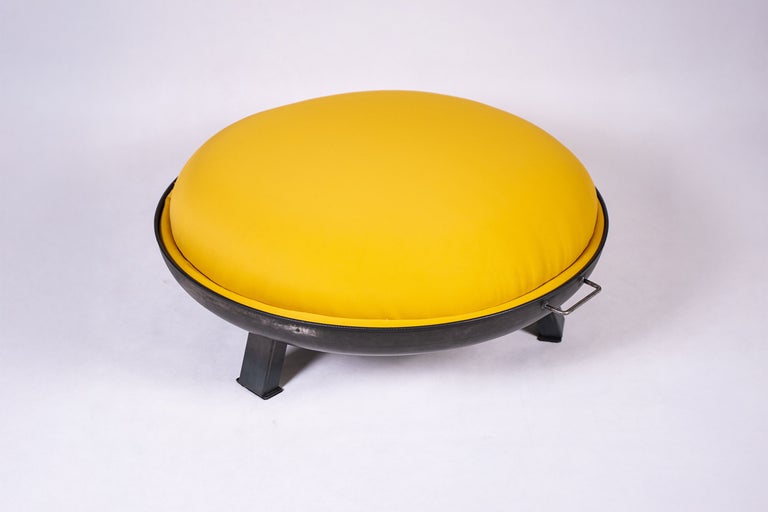 Stolička se žlutým sedákem a kovovým rámem