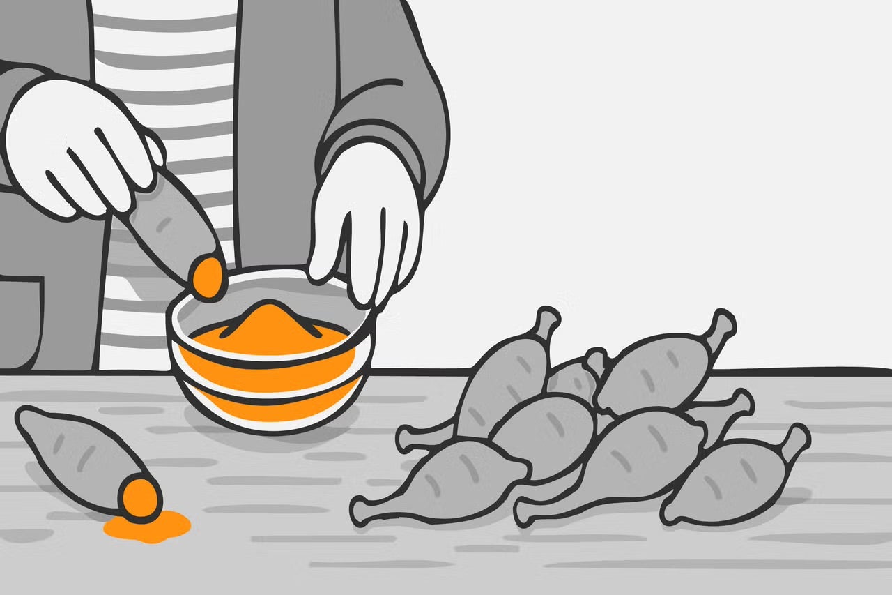 Ilustrace osoby namáčející kořen kurkumy do misky s oranžovým práškem vedle hromady kořenů kurkumy.