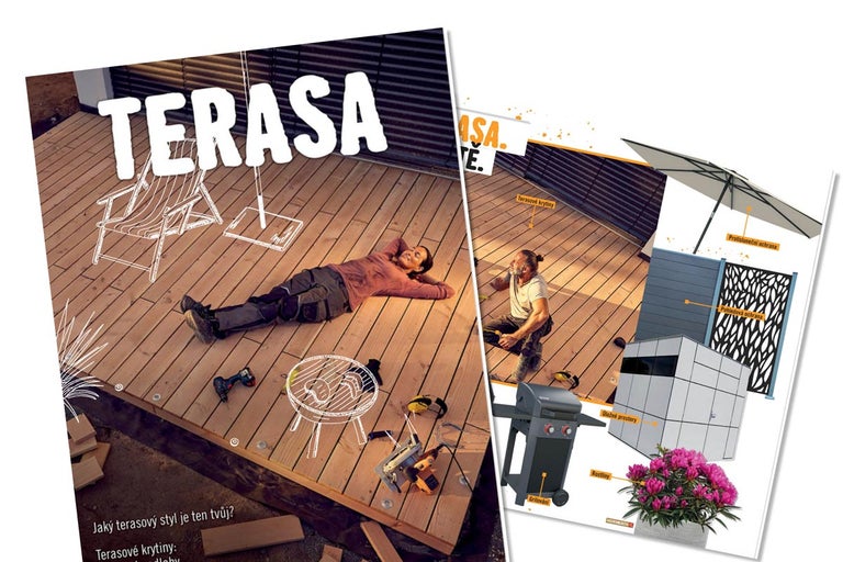Design terasy s dřevěnými terasovými prkny, grilem, slunečníkem a rostlinami