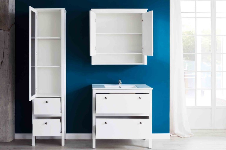 Bílá koupelnová nábytková sestava s umyvadlovou skříňkou, zrcadlovou skříňkou a vysokou skříní