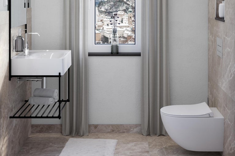 Světlá koupelna s umyvadlem, toaletou a oknem