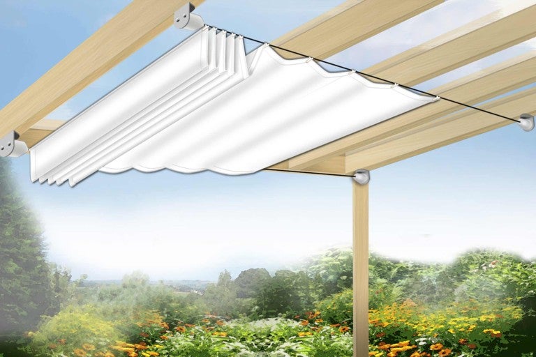 Pergola s roletou proti slunci v zahradě