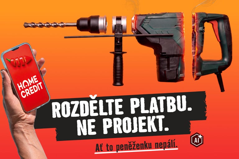 Ruka drží smartphone s logem Home Credit, vedle je vrtací kladivo rozdělené na segmenty.