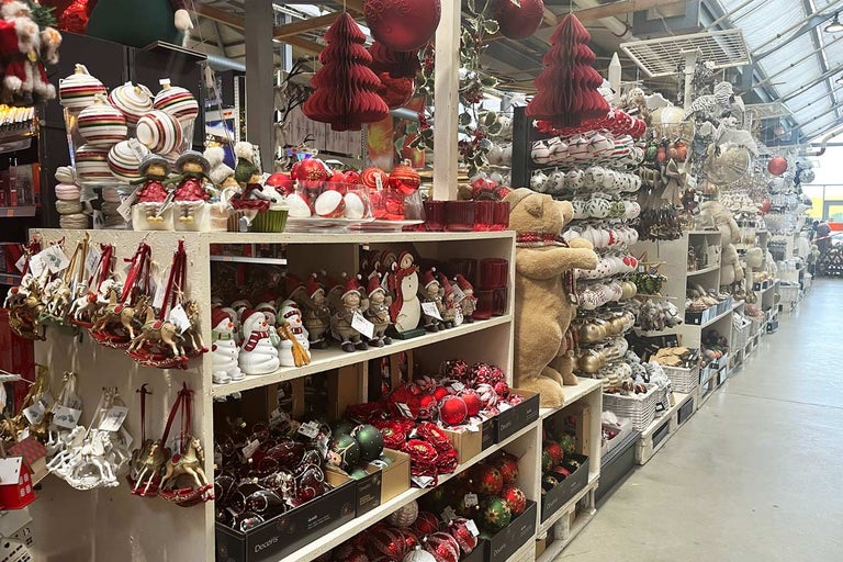 Police s vánočními dekoracemi v obchodě