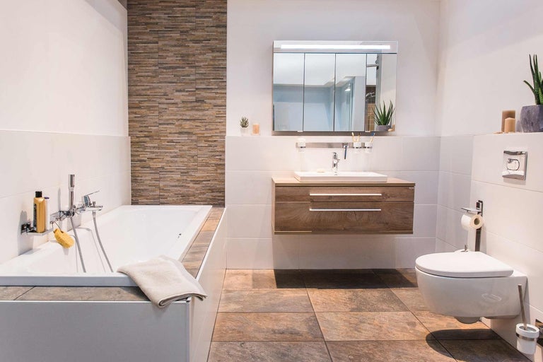 Moderní koupelna s vanou, umyvadlem a toaletou.