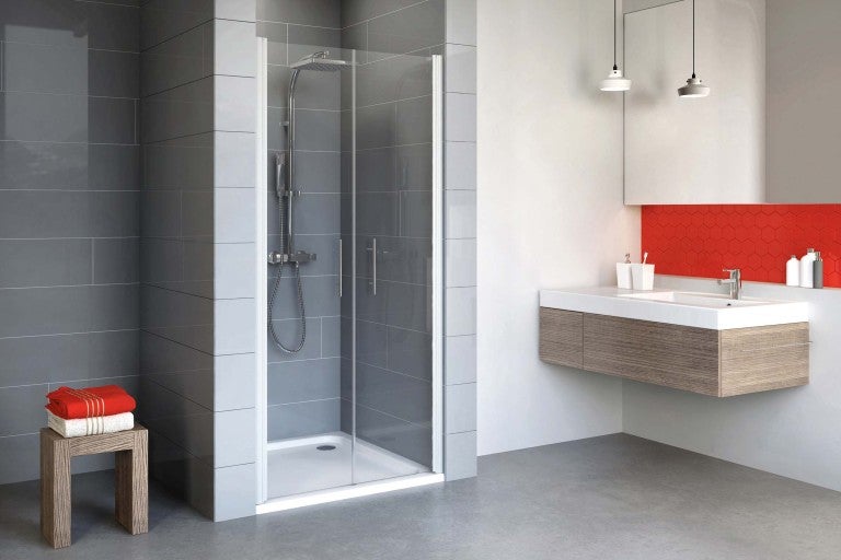 Moderní koupelna se sprchou, umyvadlem a ručníky