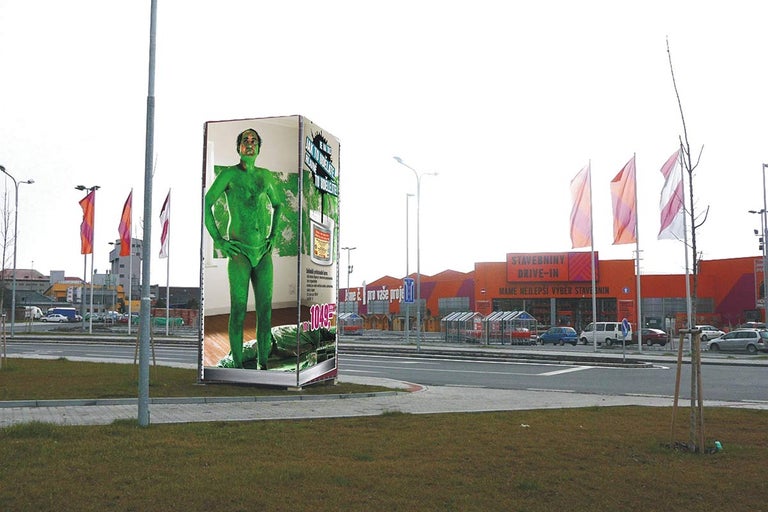 Vnější pohled na hobbymarket Hornbach s reklamním plakátem