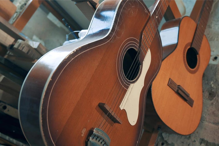 Dvě akustické kytary