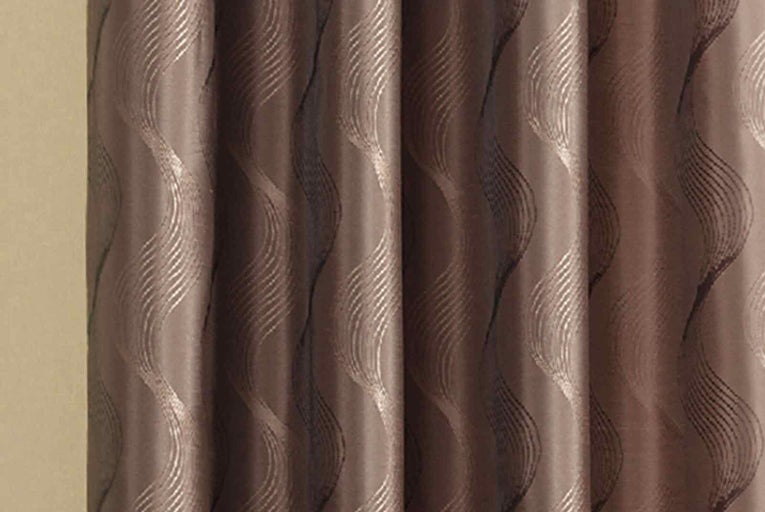 Záclona s vlnitým vzorem