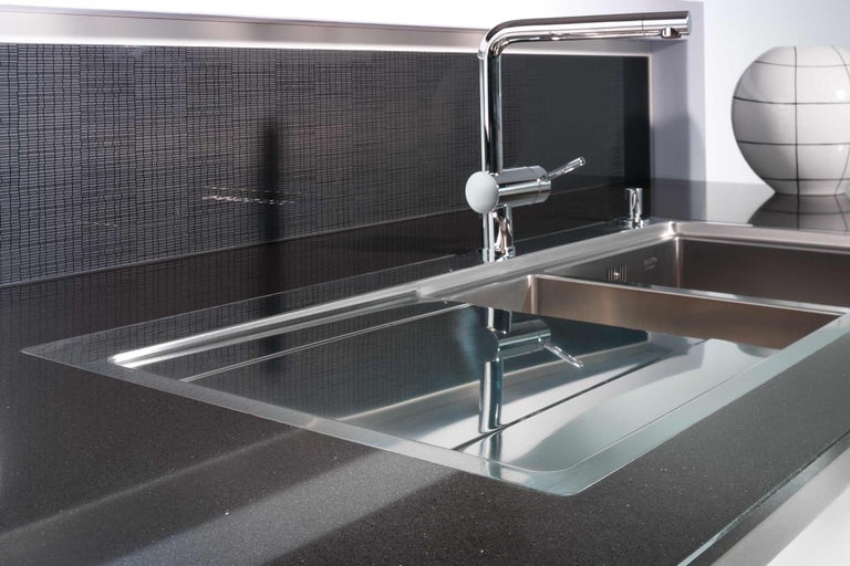 Dřez s baterií na tmavé pracovní desce