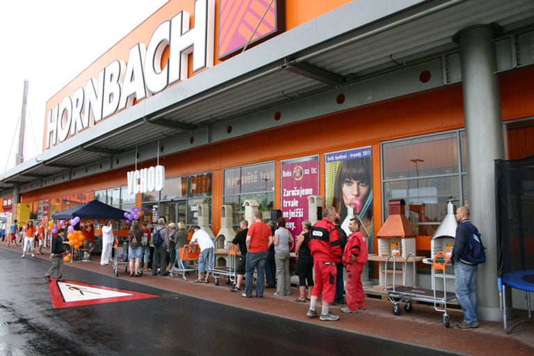 Pohled na budovu hobbymarketu Hornbach se zákazníky.