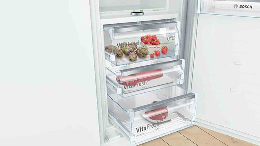 Interiér chladničky Bosch se zásuvkami VitaFresh pro skladování potravin