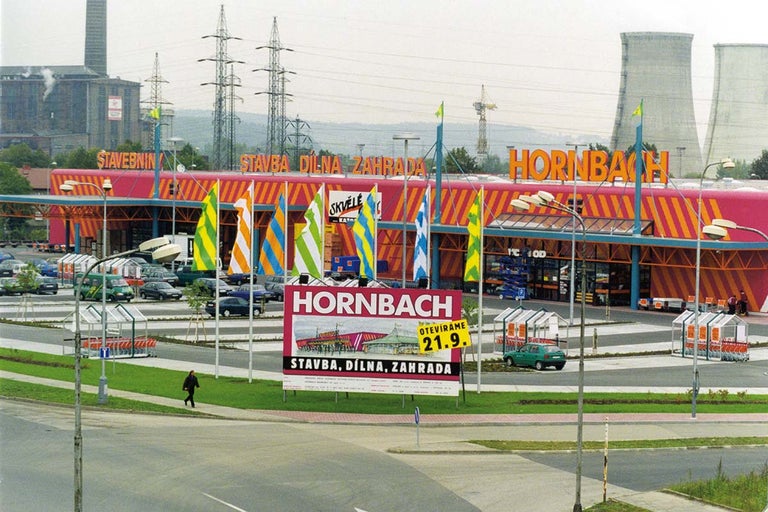 Exteriér hobbymarketu Hornbach s parkovištěm a reklamním štítem