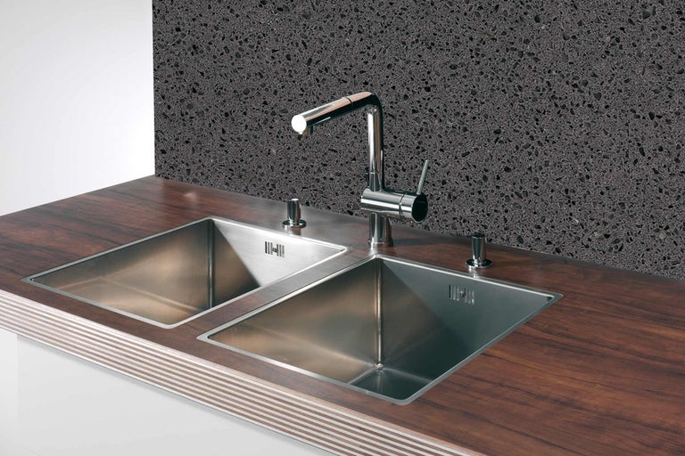 Nerezový dvojdřez s baterií a dřevěnou pracovní deskou