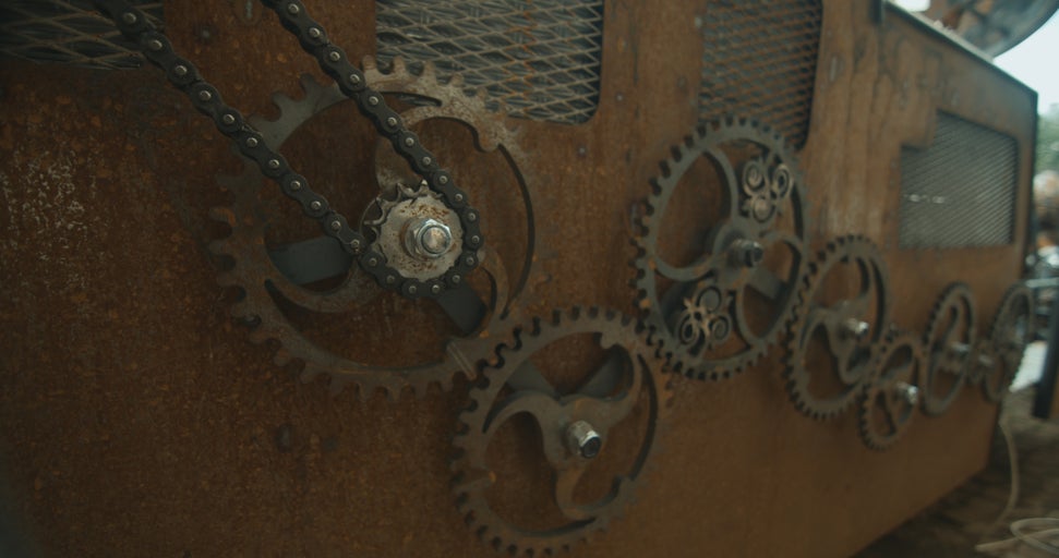 Dekorativní ozubená kola a řetěz na kovové stěně