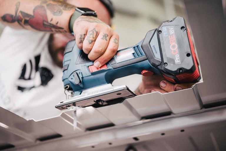 Akumulátorová přímočará pila používaná k řezání obrobku