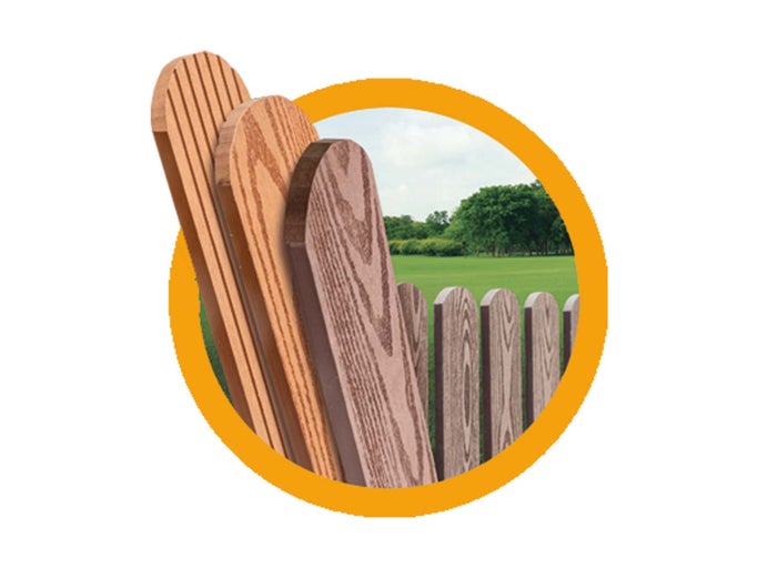 Detailní pohled na plotové prvky z plastu s vzhledem dřeva