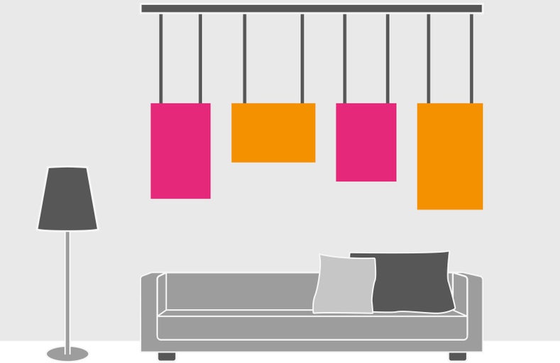 Ilustrace obývacího pokoje se závěsným svítidlem, pohovkou a stojací lampou