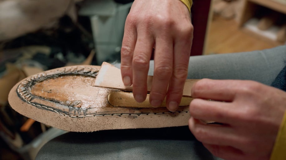 Detailní záběr boty, která se vyrábí ručně.