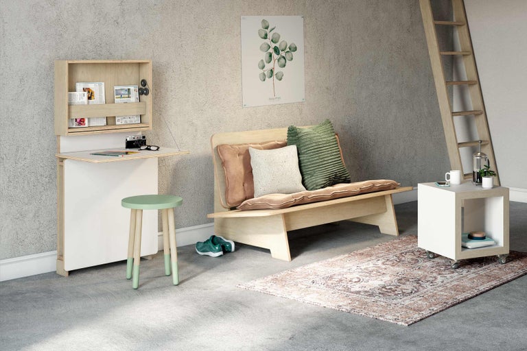 Obývací pokoj s psacím stolem, lavicí, stoličkou, kobercem a dekorací