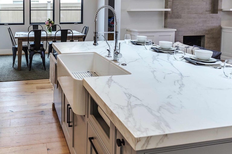 Kuchyňský ostrůvek s umyvadlem, mramorovou deskou a baterií