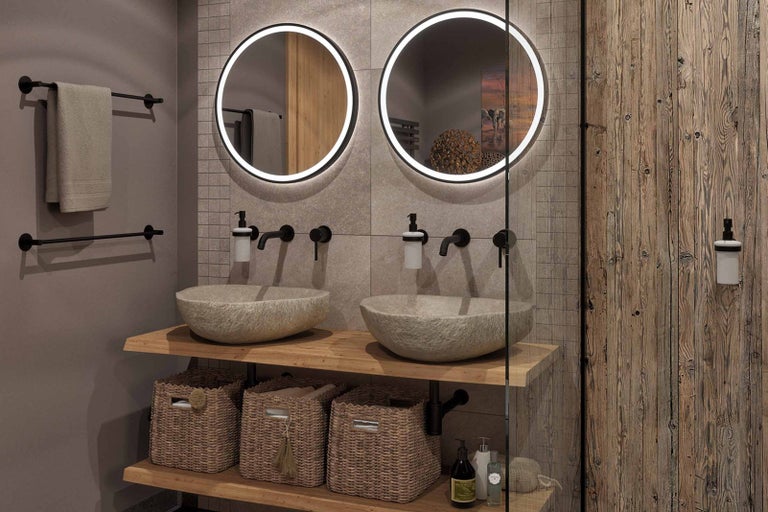 Koupelna se dvěma umyvadly, zrcadly, držákem na ručníky a úložnými košíky