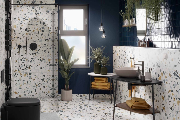 Moderní koupelna s teracovou dlažbou na podlaze a stěnách, sprchou a umyvadlem