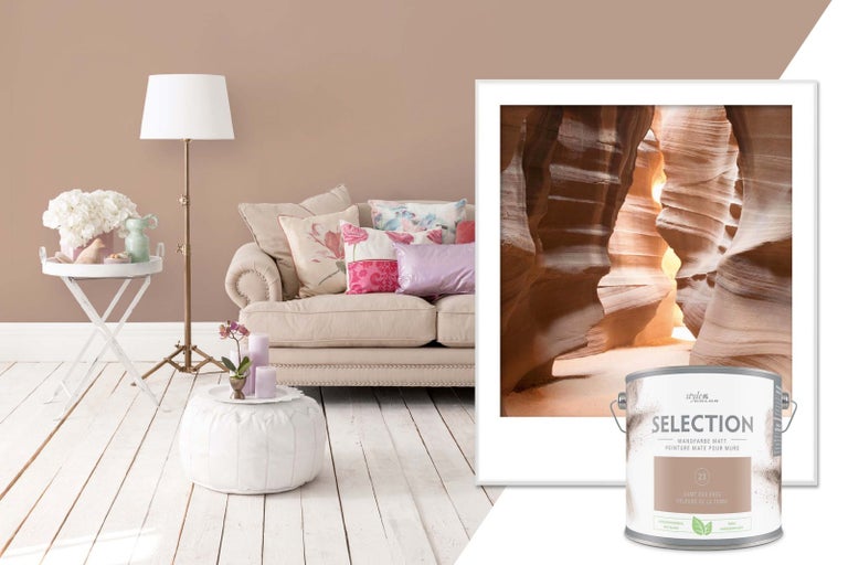 Obývací pokoj s pohovkou, stojací lampou, odkládacím stolkem a barvou na stěny v odstínu Samet země