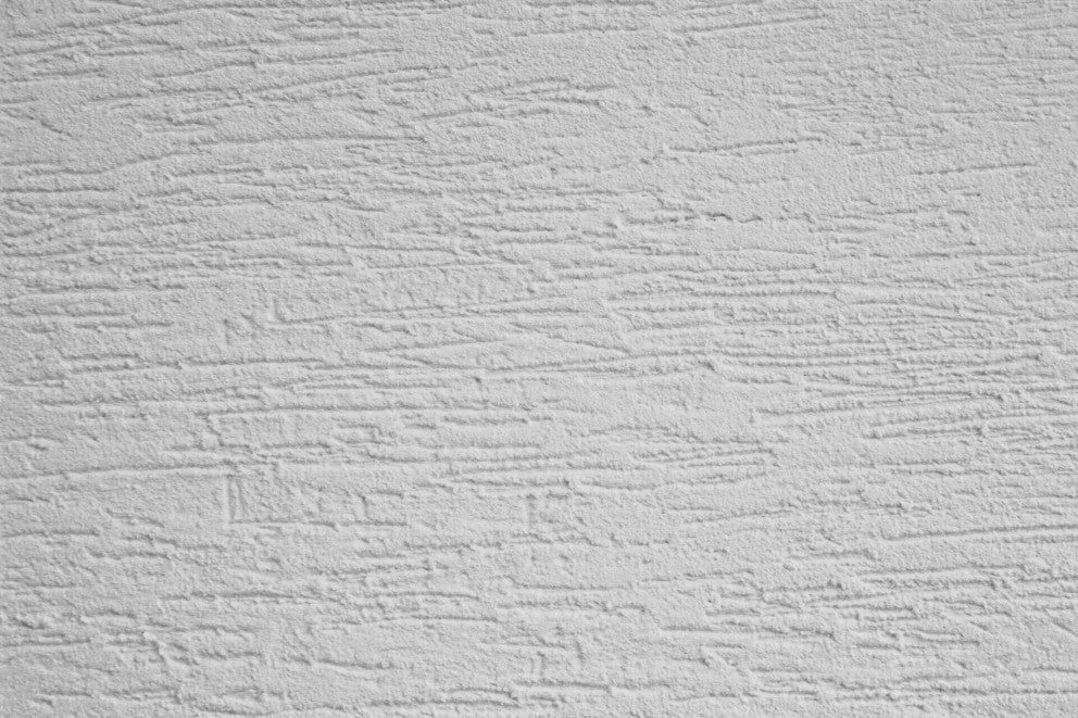 Detail bílé škrábané omítky