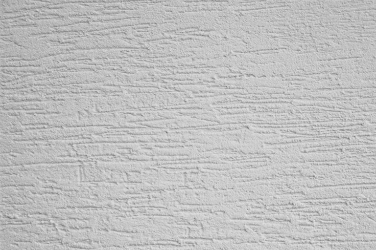 Detail bílé škrábané omítky