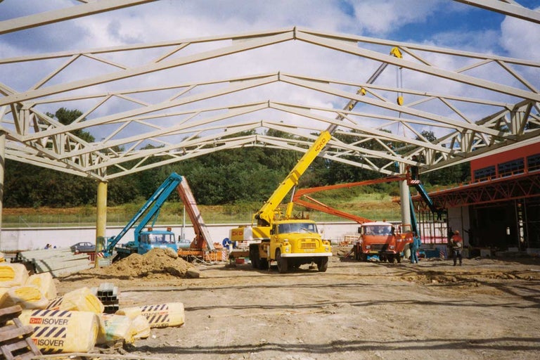 Staveniště s ocelovou konstrukcí, jeřáby a izolačním materiálem