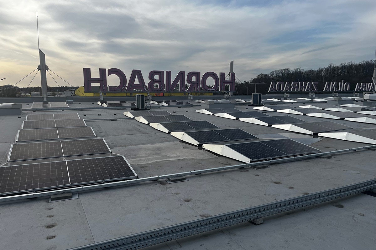 Pohled na střechu hobbymarketu Hornbach s instalovanými solárními panely.
