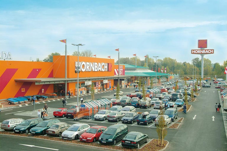 Vnější pohled na hobbymarket Hornbach s parkovištěm