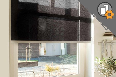 Pohled oknem se staženou zatemňovací roletou